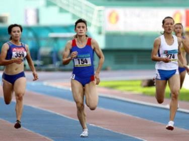 Vận động viên Lê Ngọc Phượng (154, An Giang) về nhất nội dung 200m nữ.