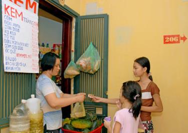 Gánh nặng chi tiêu đè lên vai người phụ nữ.