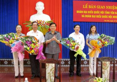 Đồng chí Dương Văn Thống - Phó bí thư Thường trực Tỉnh ủy, Trưởng đoàn đại biểu Quốc hội khóa XIII tặng hoa các đại biểu Quốc hội khóa trước.
