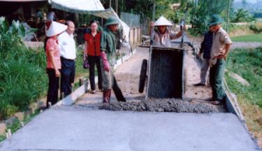 Bà con thôn 9, xã Việt Thành (Trấn Yên) tham gia làm đường bê tông.