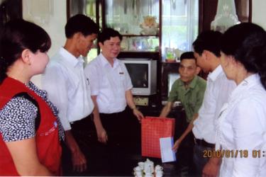 Ông Đoàn Việt Nam -  Bí thư Đảng ủy, Giám đốc Ngân hàng Đầu tư và Phát triển Yên Bái thăm và tặng quà ông Phạm Đăng Giá, nạn nhân chất độc da cam ở thôn 3 xã Giới Phiên.
