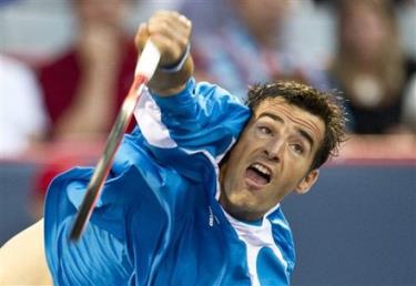 Ivan Dodig thực hiện một pha giao bóng về phía Nadal.