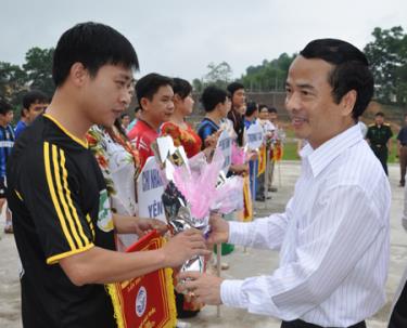 Đồng chí Hoàng Xuân Nguyên - Phó chủ tịch UBND tỉnh tặng hoa chúc mừng các cầu thủ trước giờ đấu.