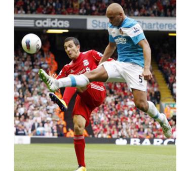 ậu vệ Wes Brown (phải, Sunderland) cắt bóng trước Stewart Downing của Liverpool.