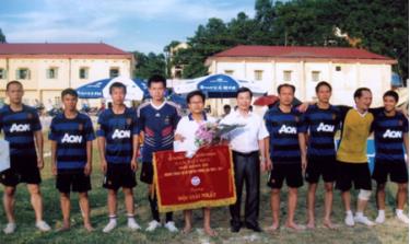 Đội Bưu điện tỉnh nhận cờ và hoa của Ban tổ chức.