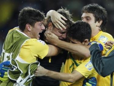 Các cầu thủ Brazil ăn mừng chiến thắng.