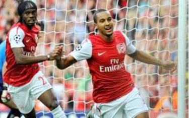 Niềm vui của Theo Walcott (phải) sau khi ghi bàn thắng vào lưới Udinese.
