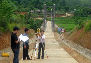 Thẩm định kết quả đo đạc đường vào xã Nghĩa Sơn (Văn Chấn) trước khi bàn giao.