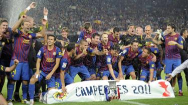 Các cầu thủ Barcelona với Siêu cúp TBN 2011
