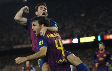 Messi chia vui cùng Fabregas sau pha ghi bàn quyết định.