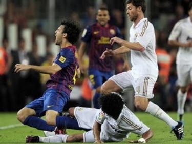 Pha vào bóng thô bạo của Marcelo với Fabregas. (Nguồn: Getty).