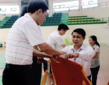 Lãnh đạo Sở GTVT Yên Bái tặng hoa cho các vận động viên.