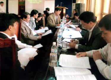 Thảo luận nhóm tham vấn ý kiến nhân dân về đánh giá chính sách hỗ trợ trâu, bò cho các hộ nghèo.
(Ảnh: Quỳnh Nga)