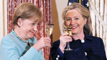 Nữ thủ tướng Đức Angela Merkel và Ngoại trưởng Mỹ Hillary Clinton trong bữa tiệc ở Bộ Ngoại giao Mỹ hồi tháng 6.