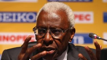 Ông Lamine Diack phát biểu sau khi  tái đắc cử - Ảnh: AP