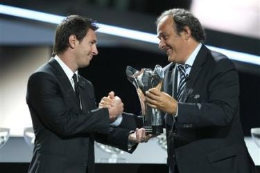 Chủ tịch UEFA, Michel Platini (bên phải) trao giải thưởng cho Messi.