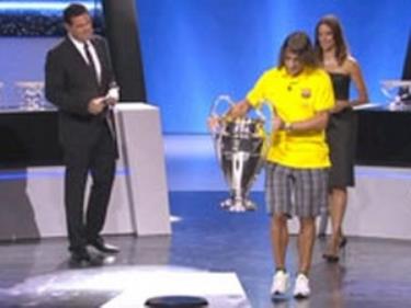 Carles Puyol mặc quần sooc đi dự Gala (Nguồn: Marca).