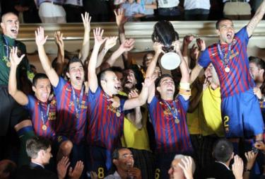 Các cầu thủ Barca vui mừng trên bục vinh quang. 
