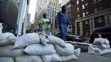 Người dân khu Manhattan ở New York chuẩn bị bao cát đối phó nguy cơ lũ lụt - Ảnh: Reuters.
