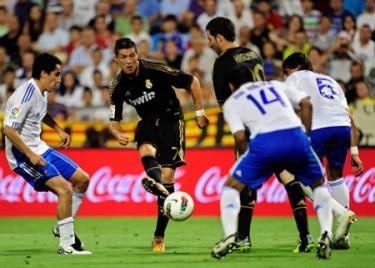 C. Ronaldo tỏa sáng với cú hattrick vào lưới Zaragoza.
