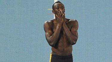 Usain Bolt thể hiện sự thất vọng sau khi phạm quy - Ảnh: AFP
