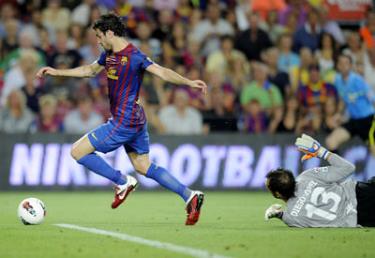 Cesc Fabregas vượt qua thủ môn Diego Lopez ghi bàn thắng nâng tỷ số lên 2 - 0 cho Barcelona.
