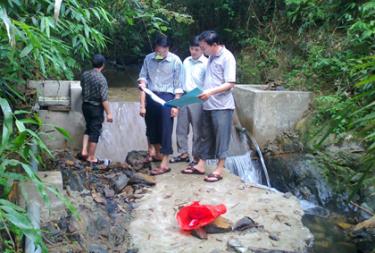 Đến nay, 29 công trình cấp nước sinh hoạt cho nông thôn vùng cao đang thi công, khối lượng thực hiện ước đạt 17,565 tỷ đồng, giải ngân được 12 tỷ đồng, bằng 63,4%. (Trong ảnh: Cán bộ Trung tâm nước sạch và VSMT tỉnh đang thăm dò, khảo sát nguồn nước cho chương trình cung cấp nước sạch cho bà con huyện Mù Cang Chải).