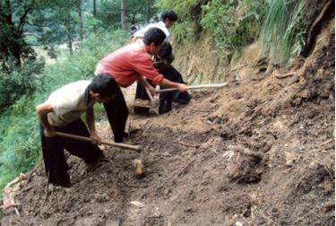 Người dân thôn Păn Dê, xã Bản Mù (Trạm Tấu) tu sửa đường giao thông liên thôn, bản.
