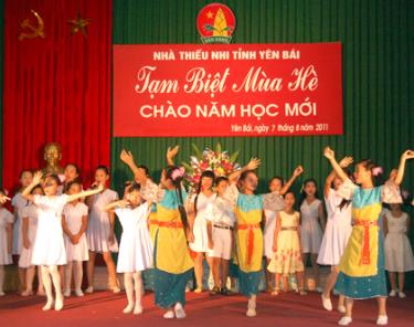 Đội măng non nghệ thuật Nhà thiếu nhi tỉnh biểu diễn tại buổi tổng kết hè 2011