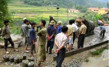 Nhiều lao động nông thông ở Nghĩa Lộ tham gia lao động tại các công trình giao thông, xây dựng tại địa phương.