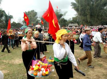 Rước lễ vật tế thần hoàng làng trong lễ hội Lồng Tồng ở huyện Văn Chấn.
