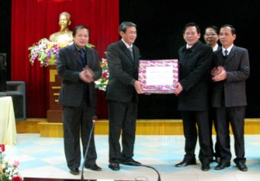 Đồng chí Đinh Thế Huynh (thứ 2, trái sang) - Ủy viên Bộ Chính trị, Bí thư Trung ương Đảng, Trưởng ban tuyên giáo Trung ương đến thăm, làm việc và tặng quà cho tập thể lãnh đạo, cán bộ, chuyên viên Ban Tuyên giáo Tỉnh ủy Yên Bái.