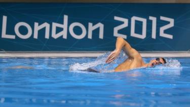 Michael Phelps trên đường bơi 200m hỗn hợp.