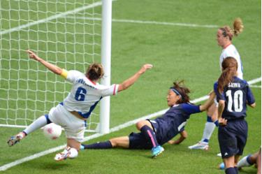 Tiền đạo Yuki Ogimi (áo đen, bên trái) ghi bàn đưa tuyển Nhật vượt lên dẫn 1 - 0.
 


