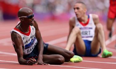 “Chàng trai vàng” ở môn điền kinh cự li dài Mo Farah của Vương quốc Anh nghỉ mệt sau khi vượt qua vòng loại 5000 mét nam.