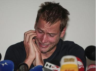 Alex Schwazer bật khóc trong cuộc họp báo công bố scandal doping.