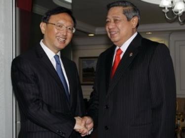 Tổng thống Indonesia Susilo Bambang Yudhoyono (phải) và Ngoại trưởng Trung Quốc Dương Khiết Trì.