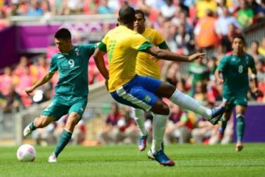 Tiền đạo Oribe Paralta (số 9) tung cú sút ghi bàn mở tỷ số 1 - 0 cho Mexico.