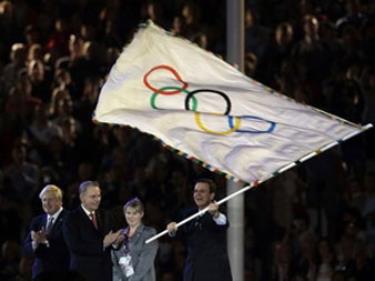 Nghi thức cuối cùng của London 2012 chính là màn trao lá cờ Olympic từ tay thị trưởng London Boris Johnson sang tay thị trưởng Rio de Janeiro Eduardo Paes.