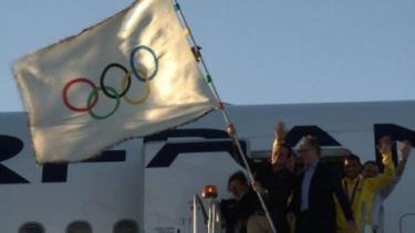 Lá cờ Olympic tại sân bay Rio de Janeiro.
