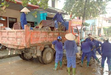 Công nhân Công ty TNHH một thành viên Môi trường và Đô thị Yên Bái thu dọn vệ sinh môi trường, khắc phục bão lũ