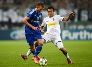 Tiền đạo Andriy Yarmolenko vượt qua Juan Arango của Monchengladbach.