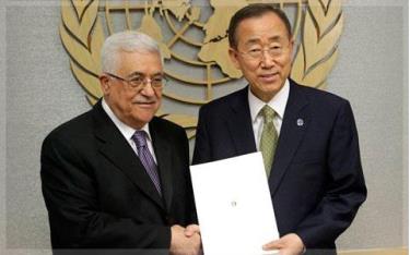 Tổng thống Palestine Mahmoud Abbas (trái) chính thức đưa đề nghị tới Tổng thư ký LHQ Ban Ki-moon yêu cầu LHQ công nhận một nhà nước cho người Palestine.