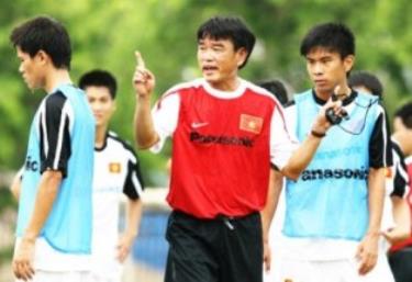 HLV Phan Thanh Hùng (đỏ) có nhiệm vụ nặng nề AFF Cup 2012.