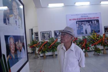 Nhân kỷ niệm sinh nhật thứ 102 của Đại tướng Võ Nguyên Giáp (25/8/1911 - 25/8/2012), tại số 93 Đinh Tiên Hoàng (Hà Nội) diễn ra triển lãm ảnh Đại tướng với cựu chiến binh.