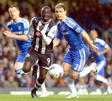 Papiss Cisse (giữa, Newcastle) dũng mãnh trong trận gặp Chelsea mùa trước.