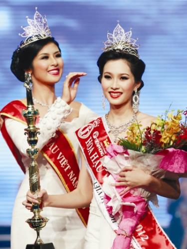 Hoa hậu Việt Nam 2010 Ngọc Hân trao lại vương miện cho tân Hoa hậu Đặng Thu Thảo.