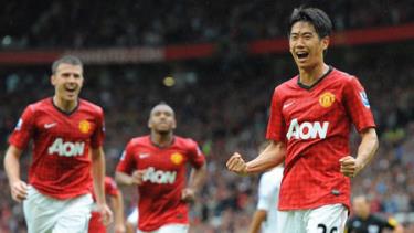 Kagawa ăn mừng bàn thắng đầu tiên của anh tại Premier League