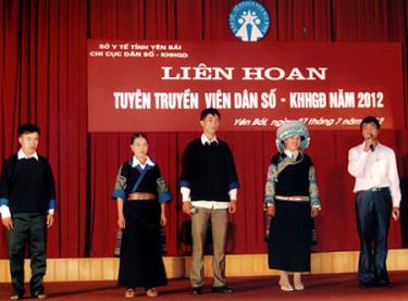 Phần thi của Đội Mù Cang Chải trong Liên hoan tuyên truyền viên DS/KHHGĐ năm 2012.