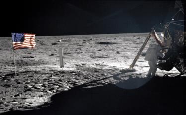 Neil Armstrong và lá cờ Mỹ trên mặt trăng